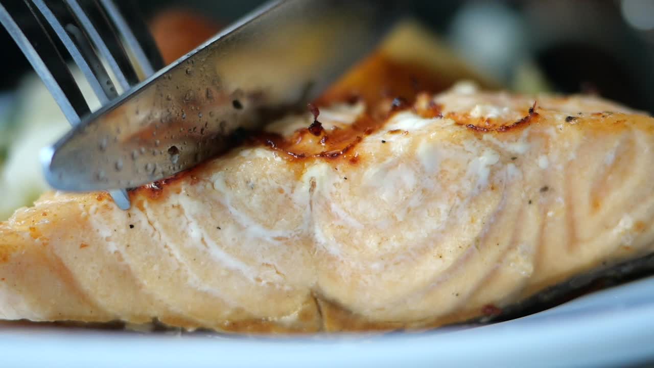 그릴 된 연어 저녁 식사