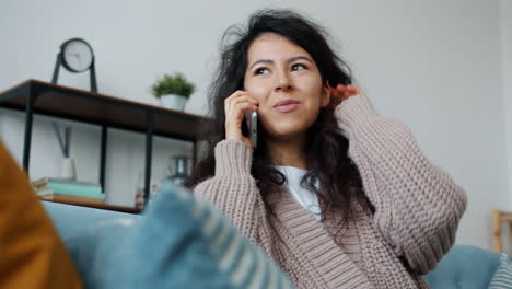 mujer hablando por teléfono en casa