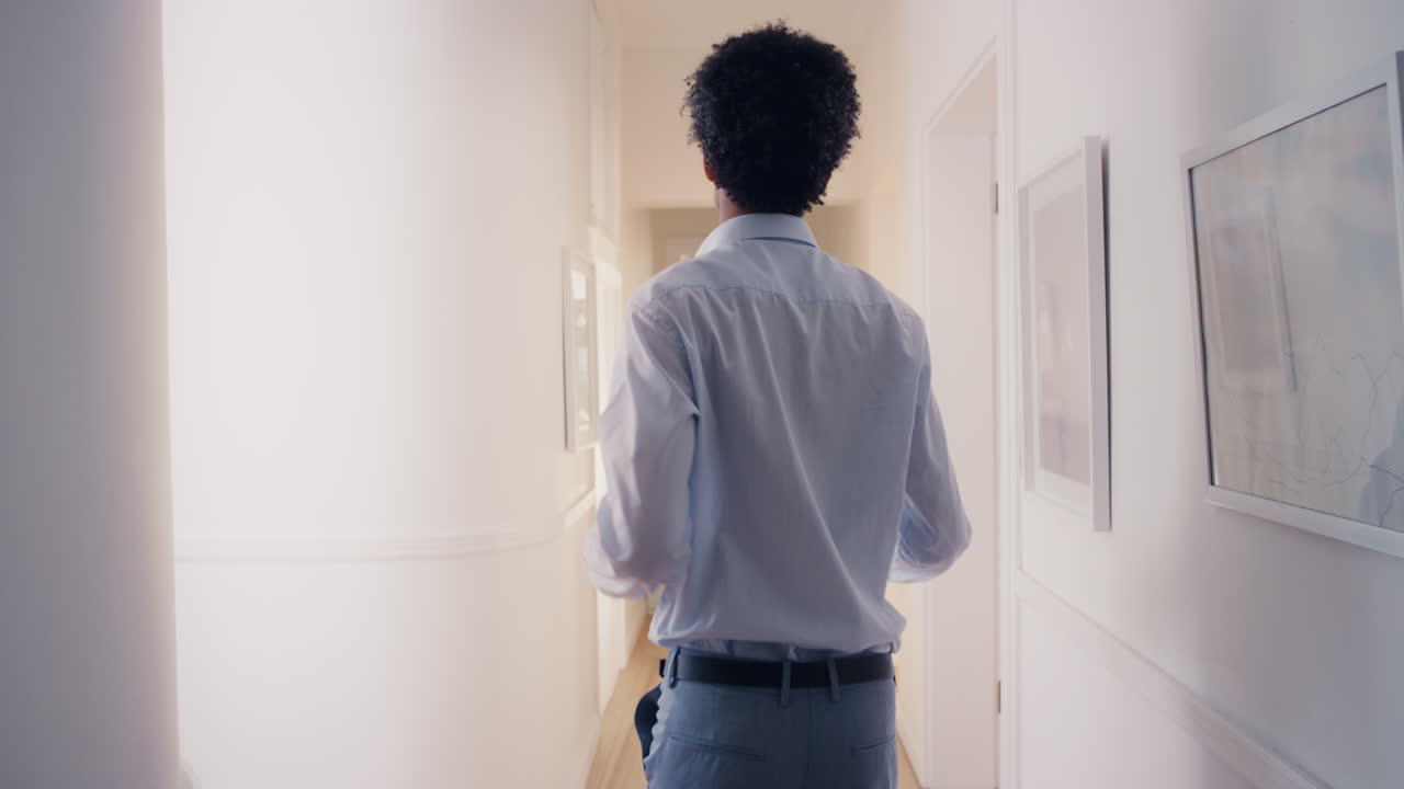 행복한 사업가 춤을 추고 집을 걸어 성공을 축하하고 어리석은 승리의 춤 움직임으로 재미있고 성공적인 느낌 4k 후면