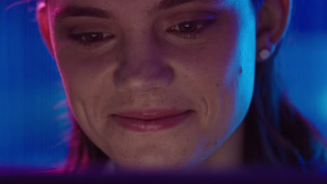 retrato de cerca de una mujer hermosa usando una tableta viendo una película por la noche mirando la pantalla disfrutando del entretenimiento en línea