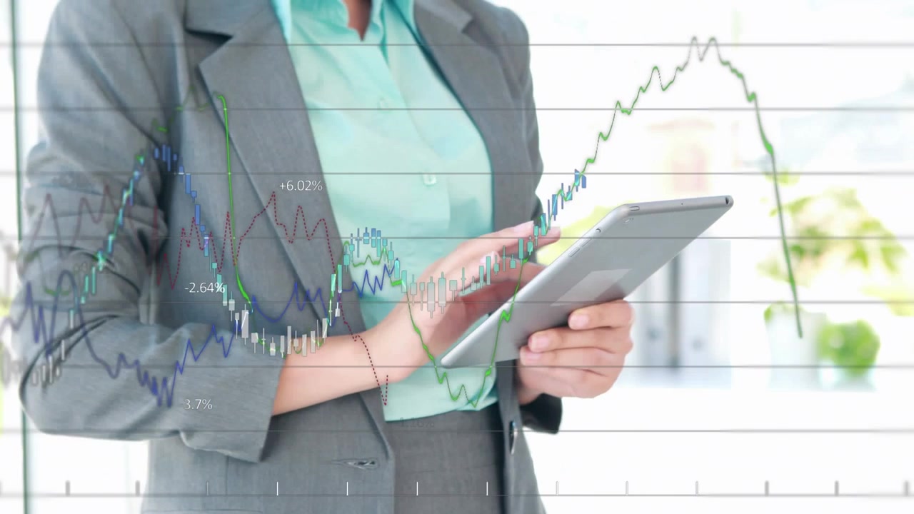 Animazione dell'elaborazione di dati finanziari su una donna d'affari caucasica in ufficio