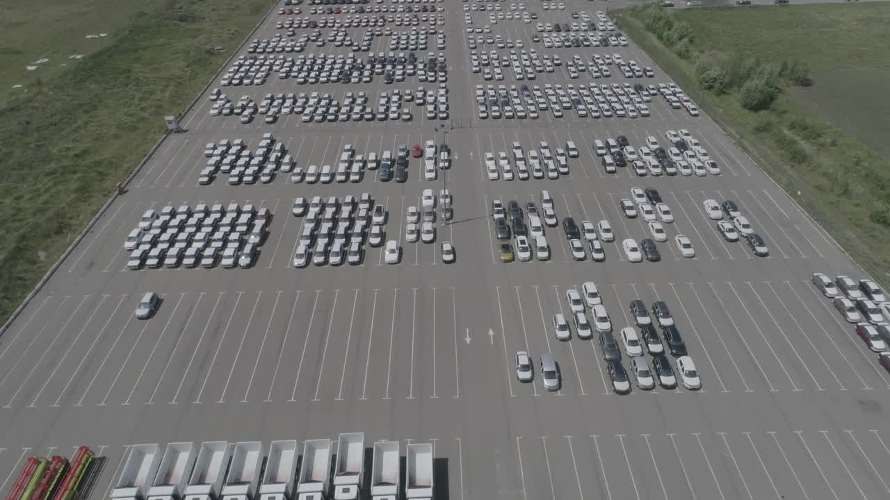 새로운 차량 저장소 주차장의 공중 전망. 위에서 주차장 전망.