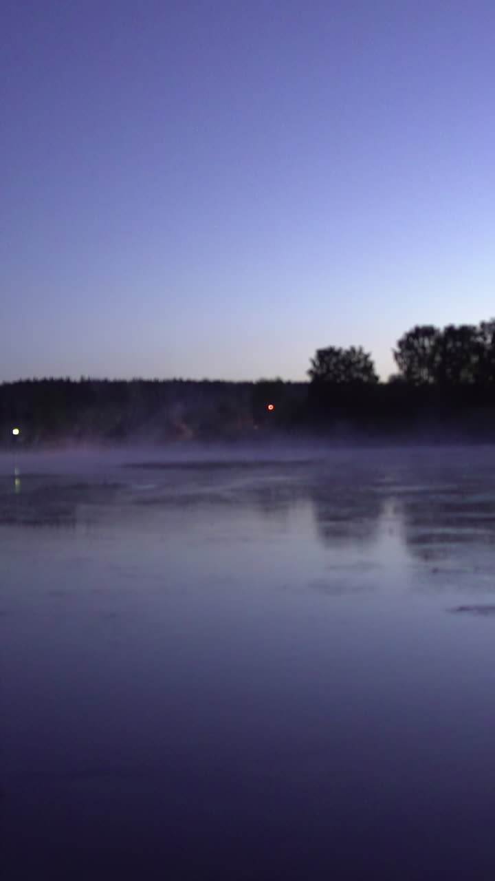 새벽이나 저녁에 안개가 가득한 강