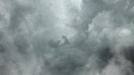 Una-Tormenta-Eléctrica-Dentro-De-Una-Nube-Con-Relámpagos-Ardientes