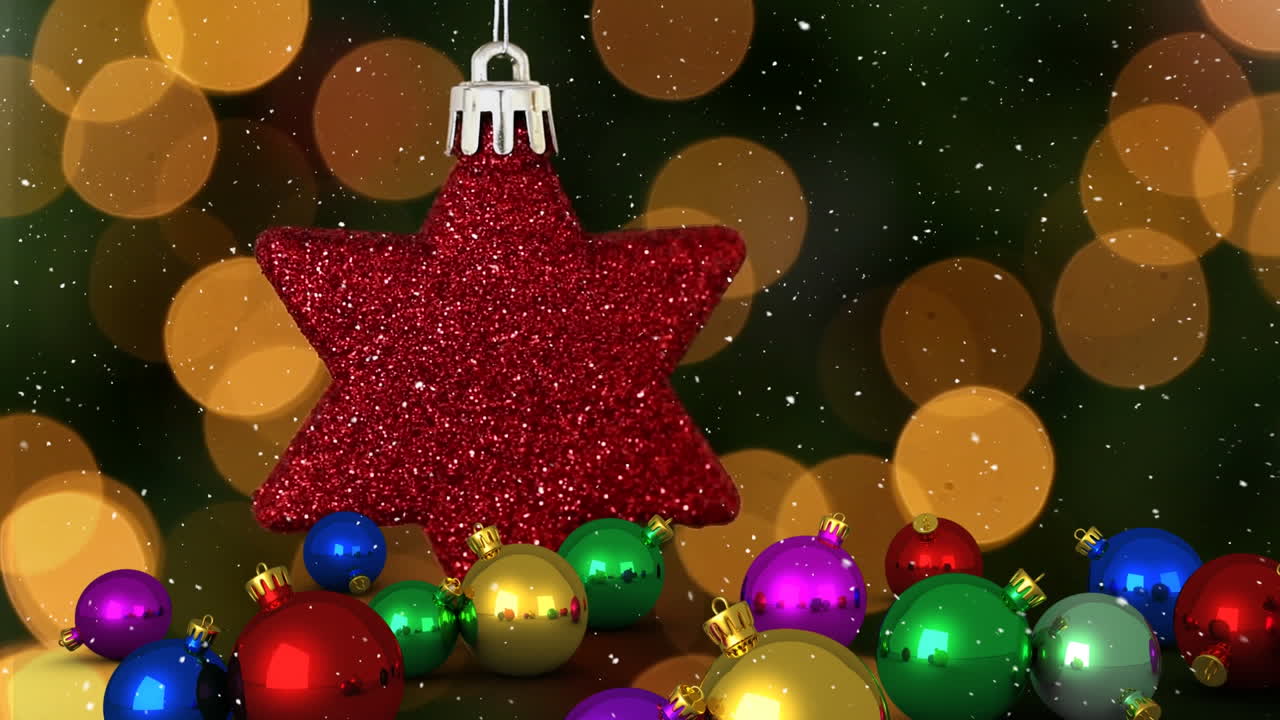 animación de bolas de navidad sobre la nieve que cae y bokeh