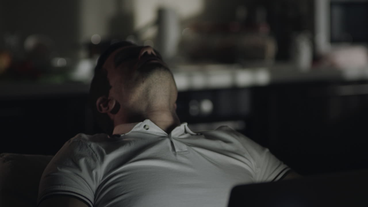 외 ⁇  곳에서 늦게 일하는 심각한 남자. 피곤한 사업가 노트북을 전환