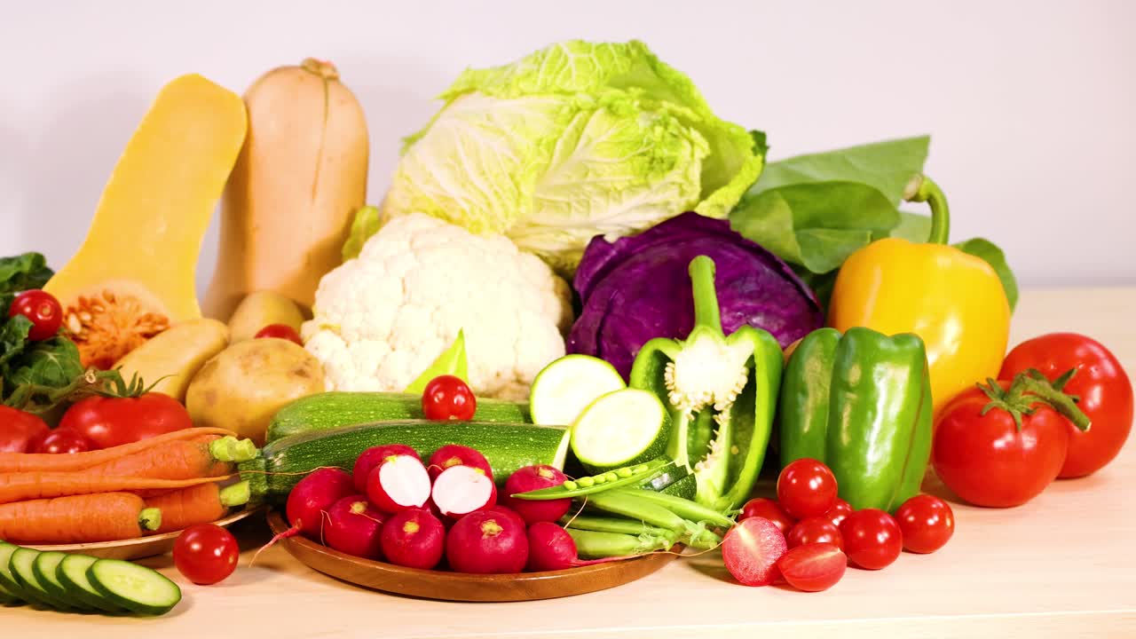 바탕 에 배열 된 여러 가지 채소