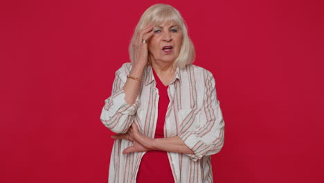 mujer mayor esperando buena suerte, pierde sorprendiendo los resultados repentinos de la lotería mala fortuna pérdida