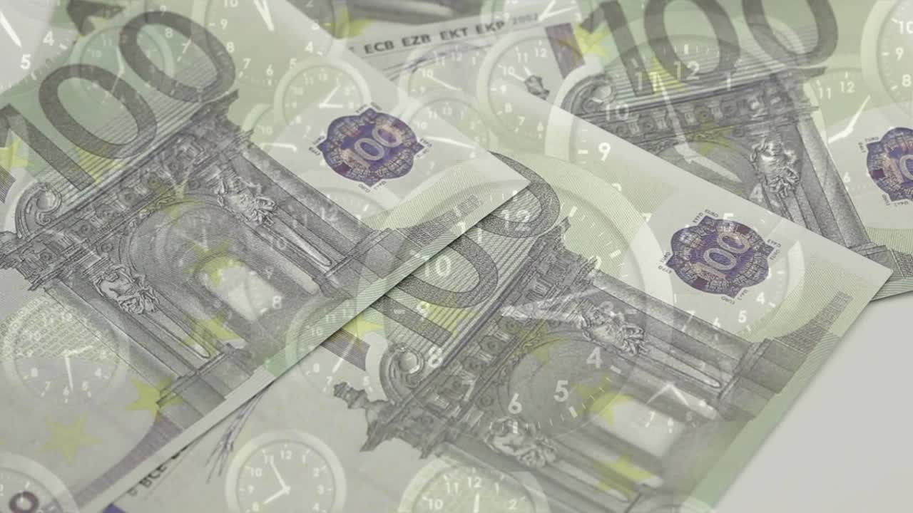 Deslizamiento hacia la izquierda de billetes de 100 euros que se deslizan, giran y apilan sobre tenues esferas de reloj para representar el crecimiento.