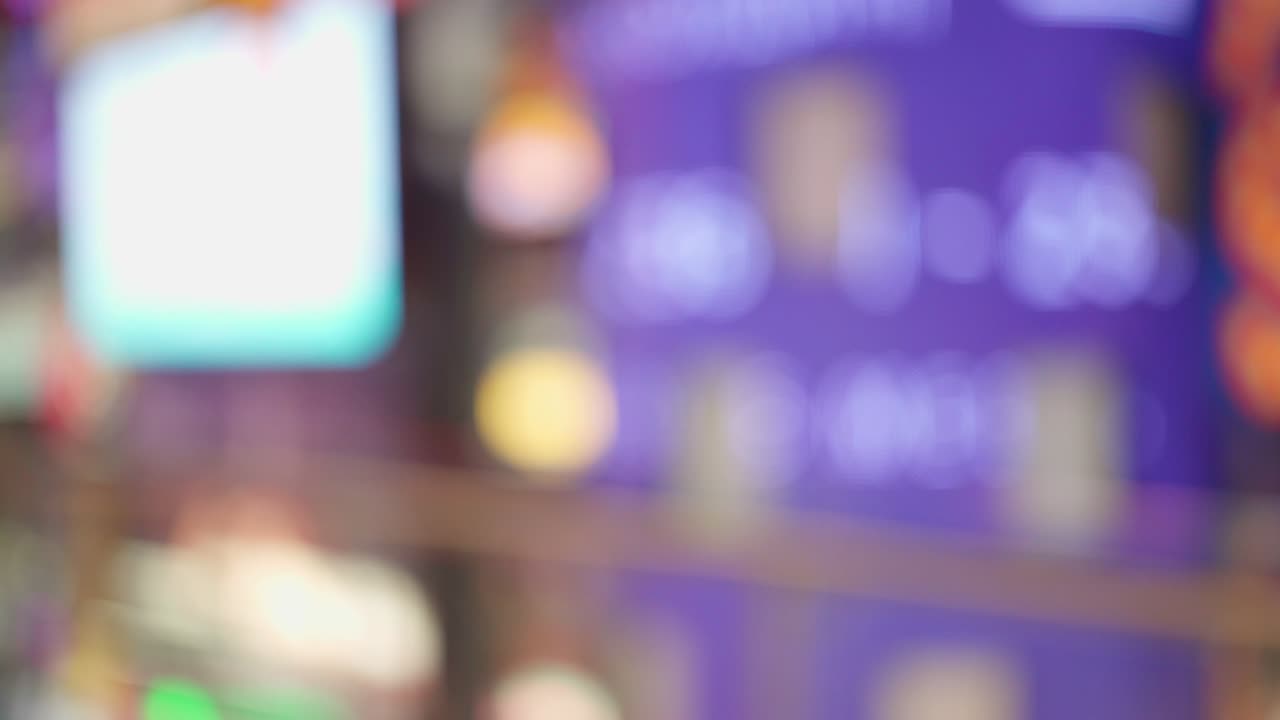 luces brillantes multicolores parpadean en un enfoque borroso. centro de entretenimiento brillante