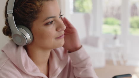 hermosa adolescente escuchando música con auriculares enviando mensajes de texto con su teléfono inteligente relajándose en casa disfrutando de compartir su estilo de vida en las redes sociales la mañana del fin de semana