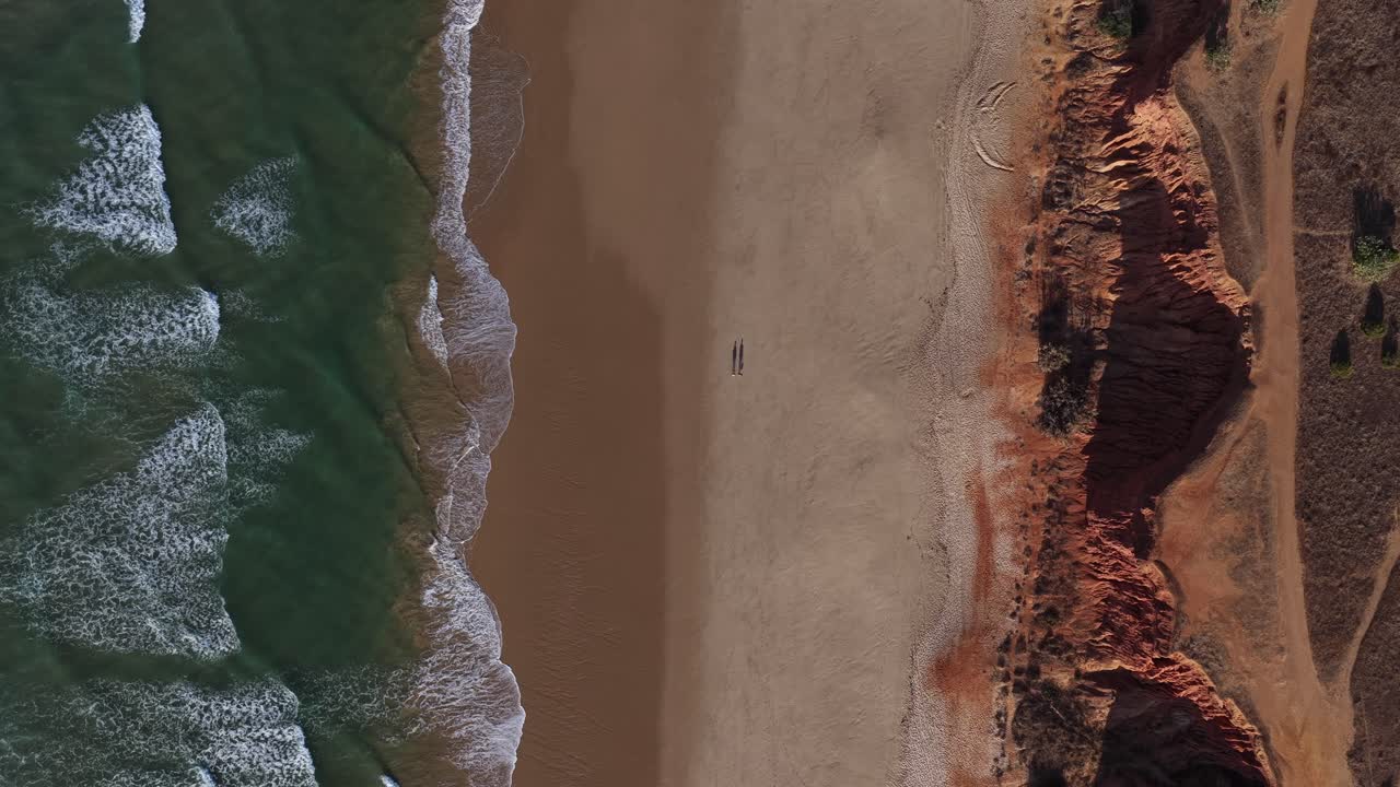 Persone che camminano sulla spiaggia