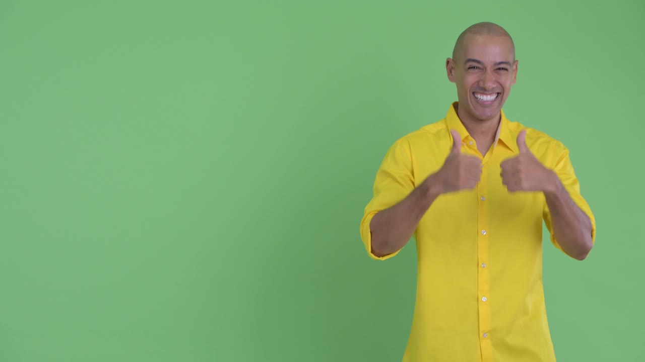 feliz hombre de negocios calvo y guapo mostrando algo