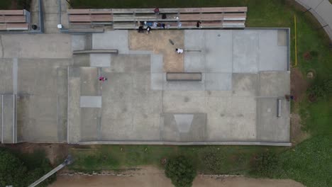 video de drone de arriba hacia abajo de un skatepark en el distrito de miraflores de lima, perú