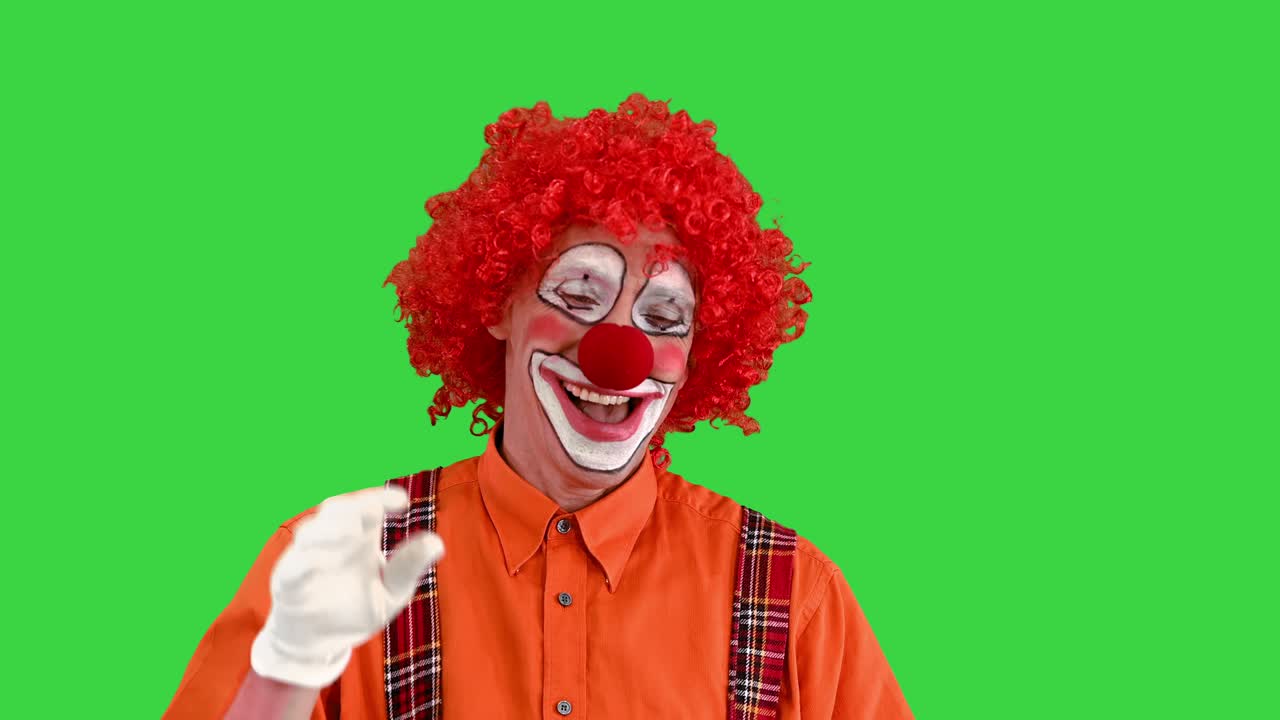 payaso gracioso llegando tarde mirando su reloj pero se lo toma con calma en una pantalla verde, llave de croma