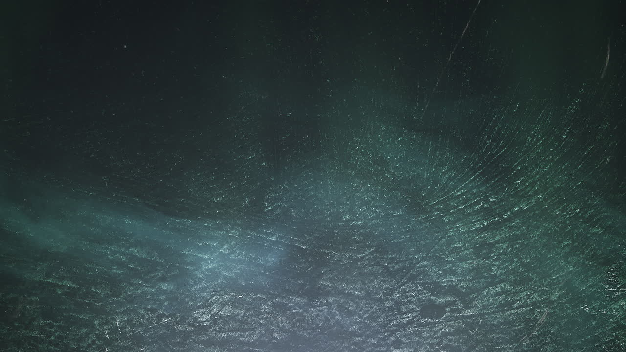 pared oscura con niebla mística y luz