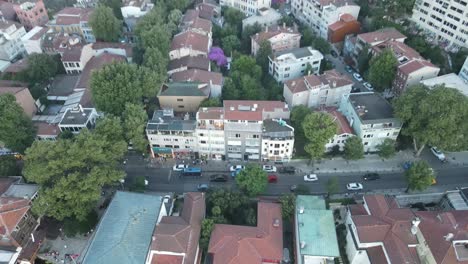 Coches-Circulando-Por-La-Carretera-Durante-El-Día-En-Estambul