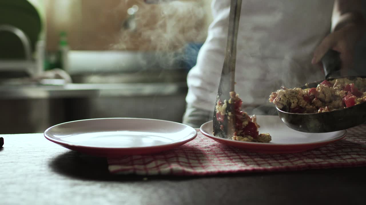 Primo piano di mani che servono del cibo
