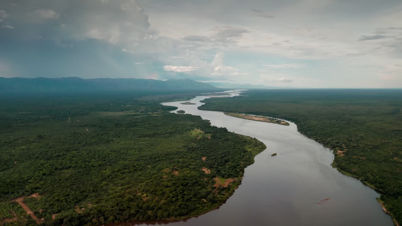 vista aérea del río zambezi por avión no tripulado en zimbabue y zambia