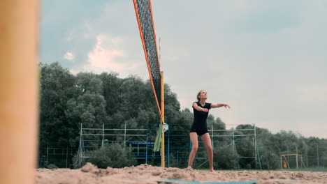 Vier-Mädchen-Spielen-Volleyball-Am-Strand.-Frauen-In-Bikinis-Mit-Beachvolleyballnetz.-Flache-Cartoon-Illustration.-Das-Mädchen,-Das-Den-Ball-Hält,-Beginnt-Das-Spiel.