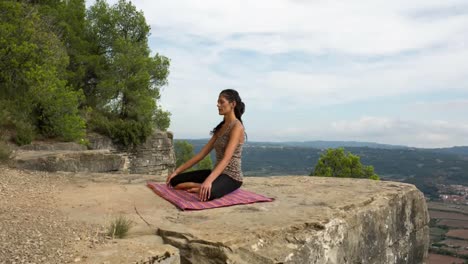 mujer haciendo yoga afuera 32
