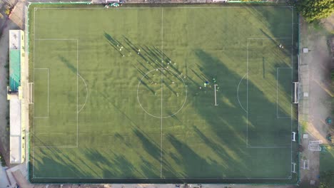 Vista-Aérea-De-Jugadores-De-Fútbol-En-El-Campo-Cuando-Se-Acerca-El-Día.