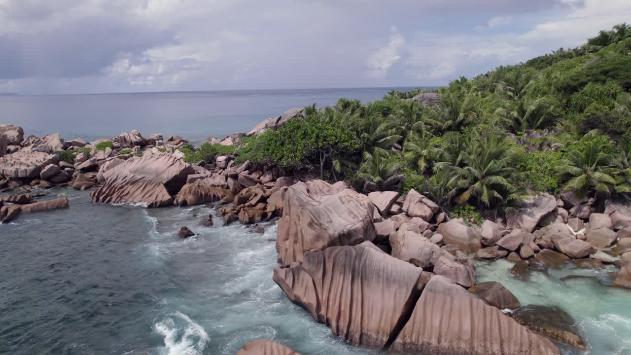 Rekaman Drone Alam Menakjubkan dari Pantai Grand Anse, Batu Granit, Ombak yang Menghantam, Alam Tak Tersentuh, La Digue, Seychelles 30fps 007