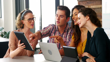 ejecutivos empresariales que utilizan teléfonos móviles portátiles y tabletas digitales en reuniones