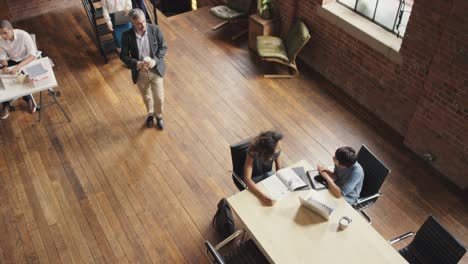 imágenes de video de 4k de un grupo de empresarios teniendo una reunión en una oficina moderna