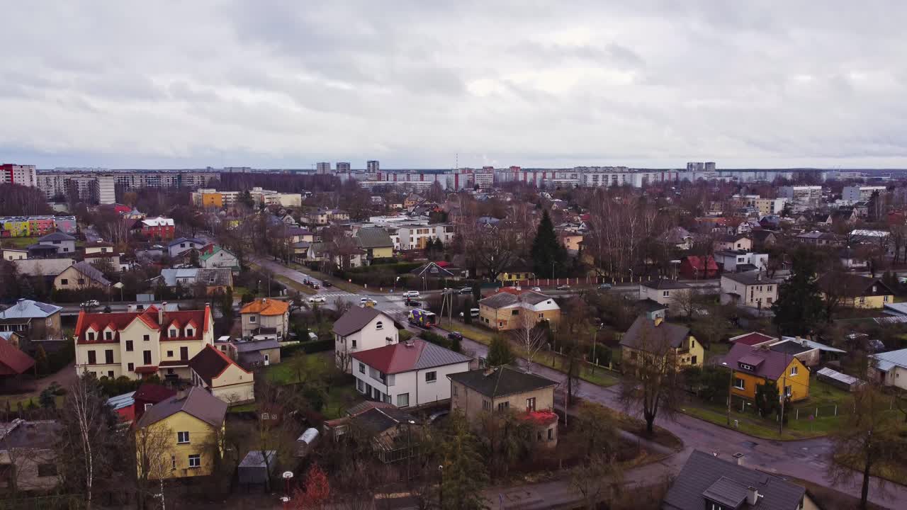Nedadgående luftfoto af et boligområde i en typisk europæisk by med lejlighedsbygninger og trafik.