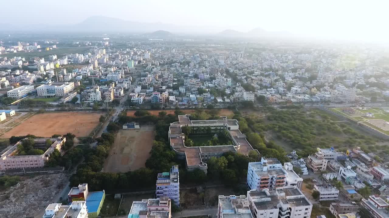 Panoramica aerea a destra sulla città di Chikmagalur in una giornata di sole.