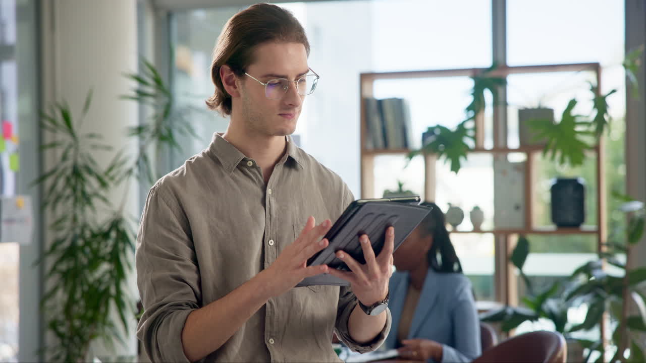 hombre usando tableta en la oficina
