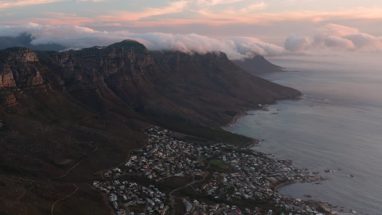 Veduta aerea dei Dodici Apostoli e Camps Bay con tramonto a Città del Capo