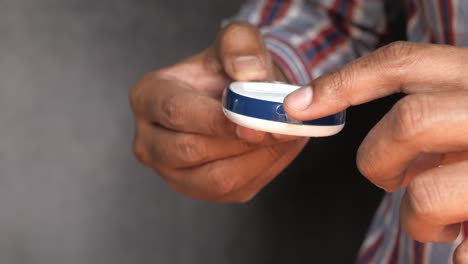 persona que utiliza un medidor de glucosa en la sangre