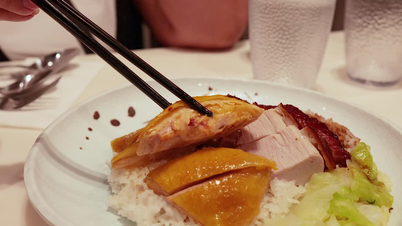 가락이  접시에서 구운 을 뽑고 있다