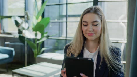 mujer de negocios usando tableta en una oficina moderna