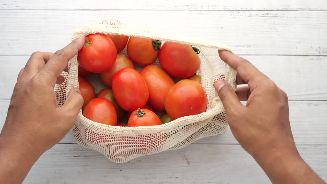 물방울이 가까운 신선한 토마토 ,