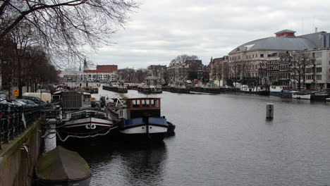 barcos holandeses en el canal de amsterdam