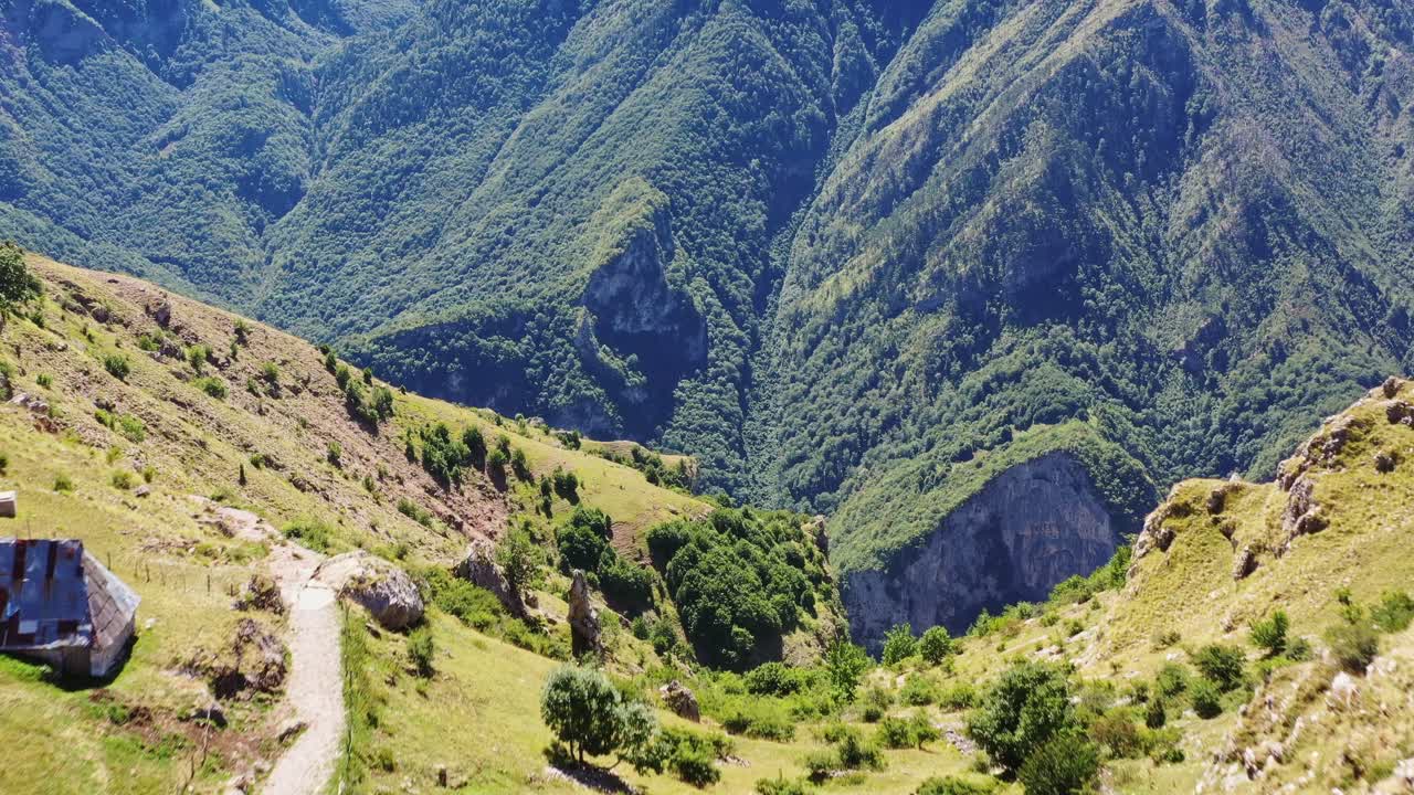 Sobrevuela un pueblo pintoresco en lo alto de la colina. Revelación de acantilados