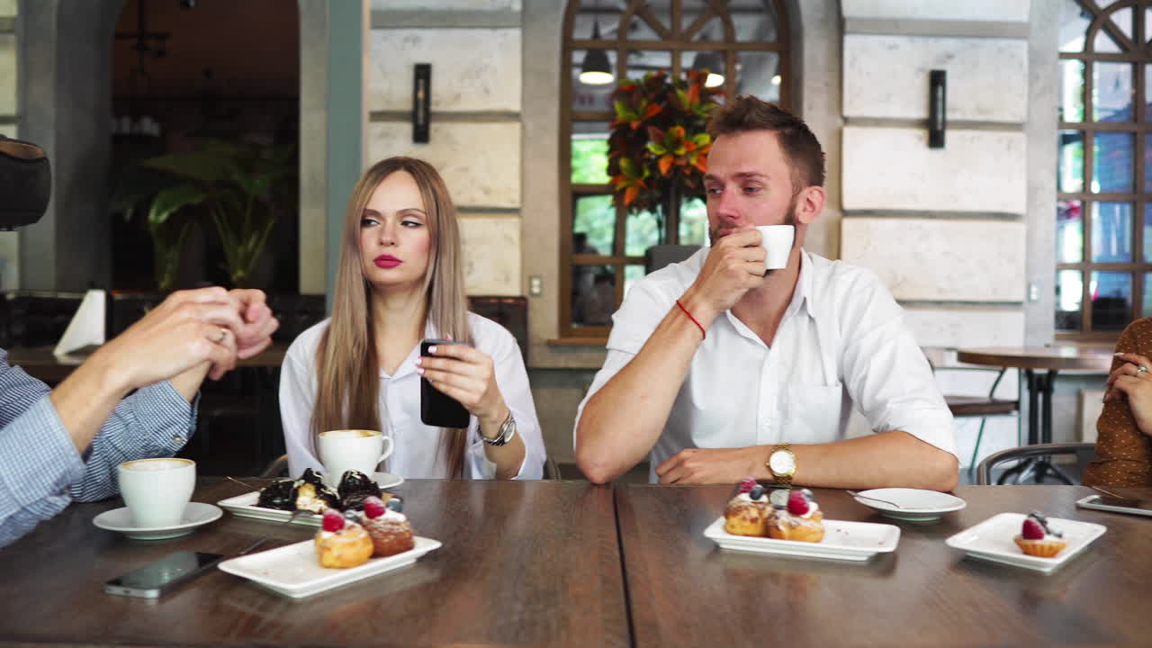 expertos en tecnología futura probando auriculares de realidad aumentada desarrolladores profesionales desarrollando tecnología futurista programación ar vr aplicación vr desarrollo de aplicaciones usando realidad virtual vr