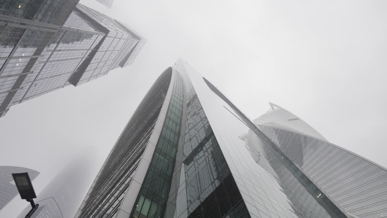 rascacielos modernos en una ciudad con niebla