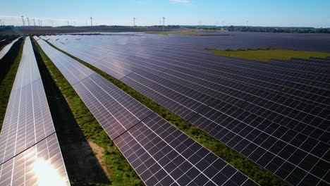 Un-Dron-Aéreo-Disparó-Sobre-Los-Paneles-De-La-Estación-De-Energía-Solar-Ecológica-Sobre-Los-Campos-Para-La-Producción-De-Energía-Verde-Durante-El-Día-En-Polonia