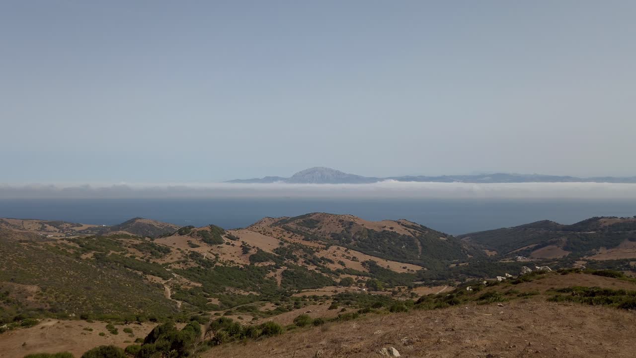 el estrecho de gibraltar visto desde el mirador del estrecho cerca de tarifa, cádiz, andalucía, españa