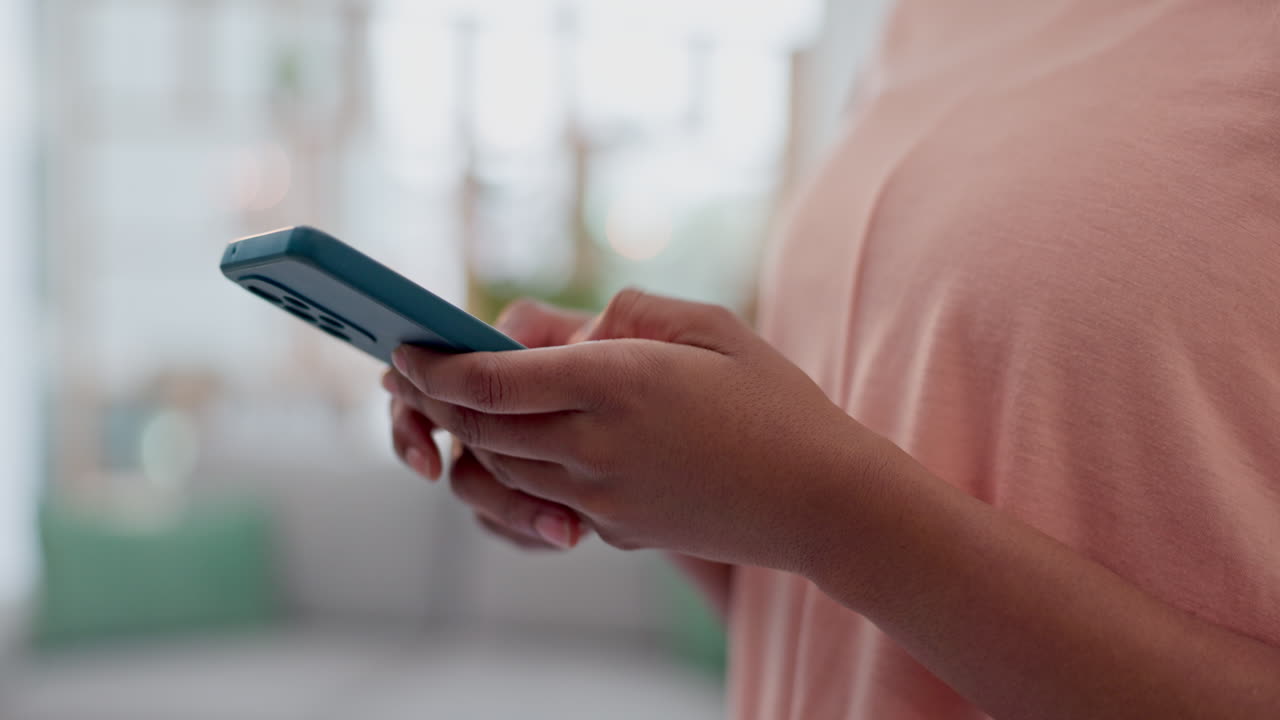 casa, manos y mujer con un teléfono inteligente