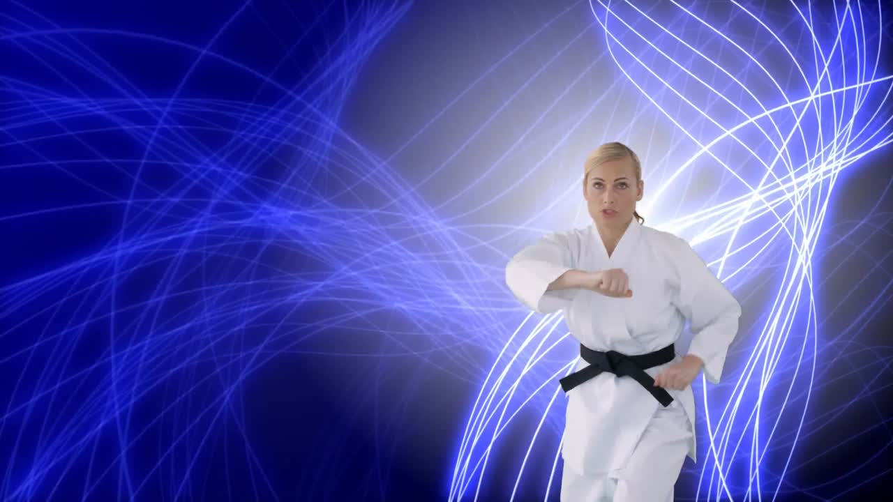 mujer haciendo karate