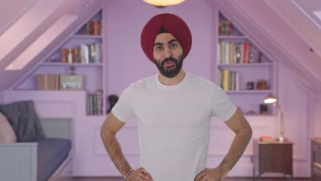 hombre indio sikh feliz recibiendo una sorpresa