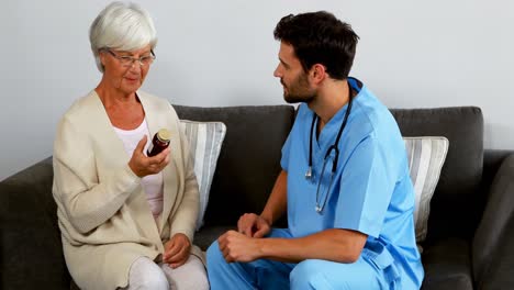 Arzt-Erklärt-älteren-Patienten-Eine-Flasche-Pillen