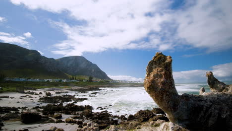 Playa-Rocosa-Con-Olas-Onduladas-Y-Fondo-De-Montaña-En-El-Pintoresco-Hermanus