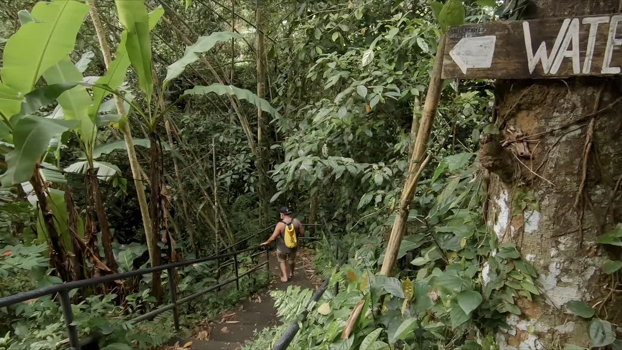 señal de cascada y escalones estrechos que conducen a una cascada