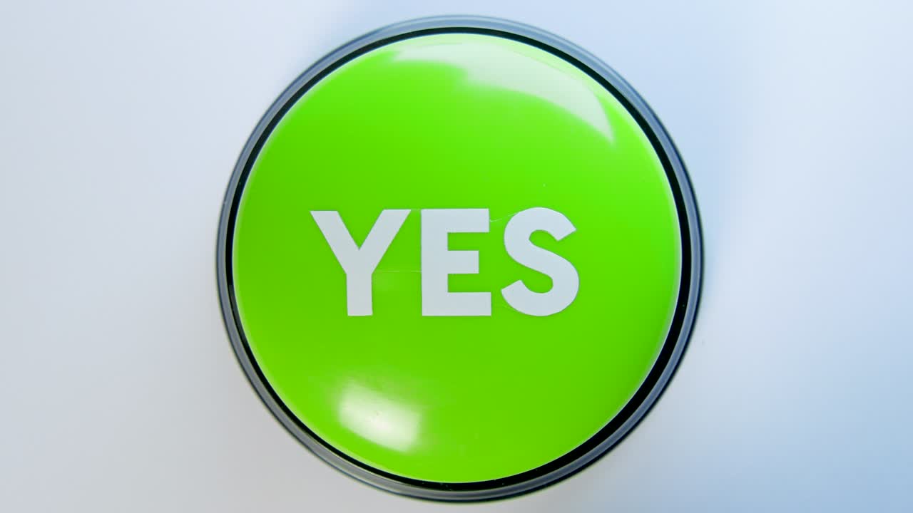 녹색 '예' 버튼을 누르는 젊은 여성: 합의, 동의, 승인, 수락, 활성화의 개념, 실제 인터페이스 버튼을 러, 투표, 선택, 긍정적 인 결정, 검토, 피드백